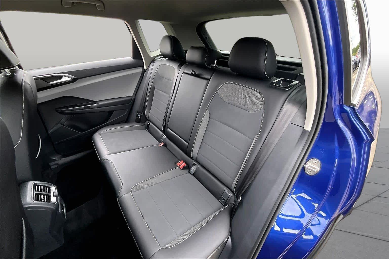 Used 2022 Dusk Blue Metallic Volkswagen SE image 19