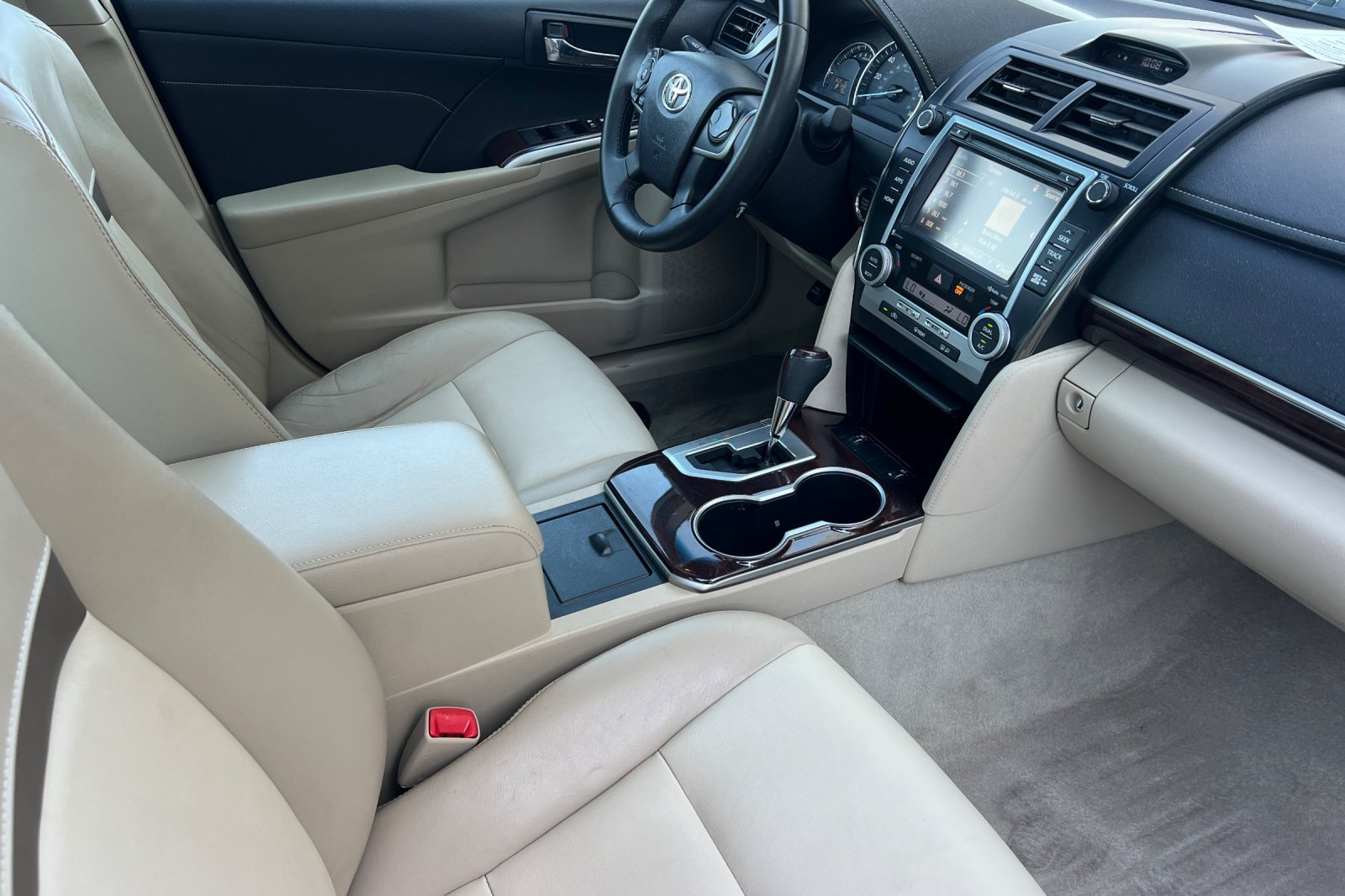 Used 2014 Super White Toyota L image 15