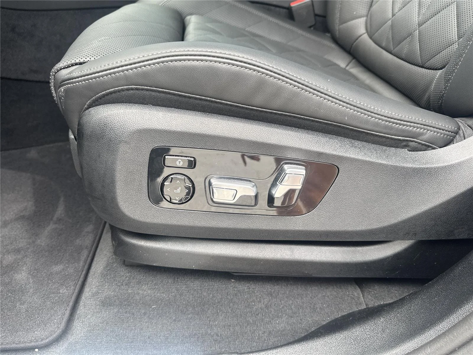 Used 2026 Skyscraper Grey Metallic BMW sDrive40i image 12