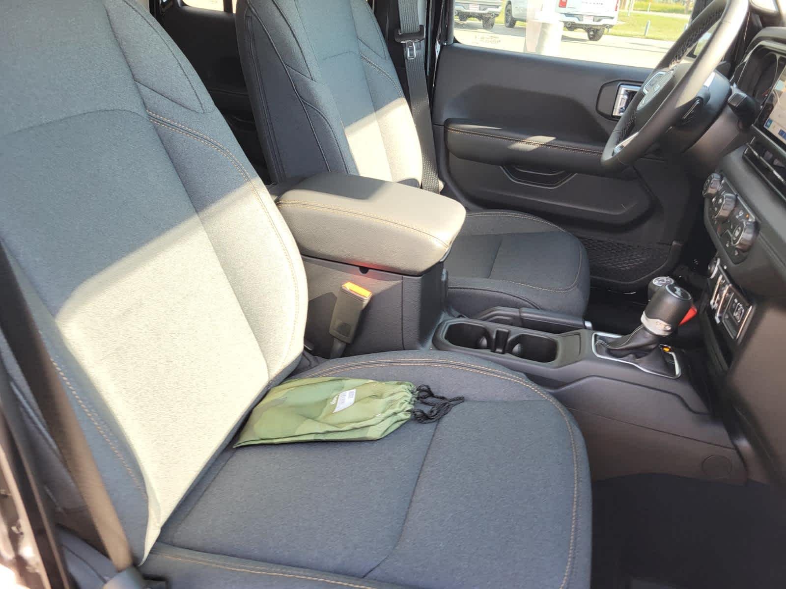 2025 Jeep Wrangler 4-Door Sahara - Photo 10