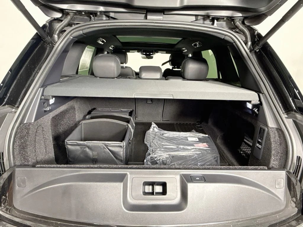 New 2026 Santorini Black Metallic Land Rover SE image 27