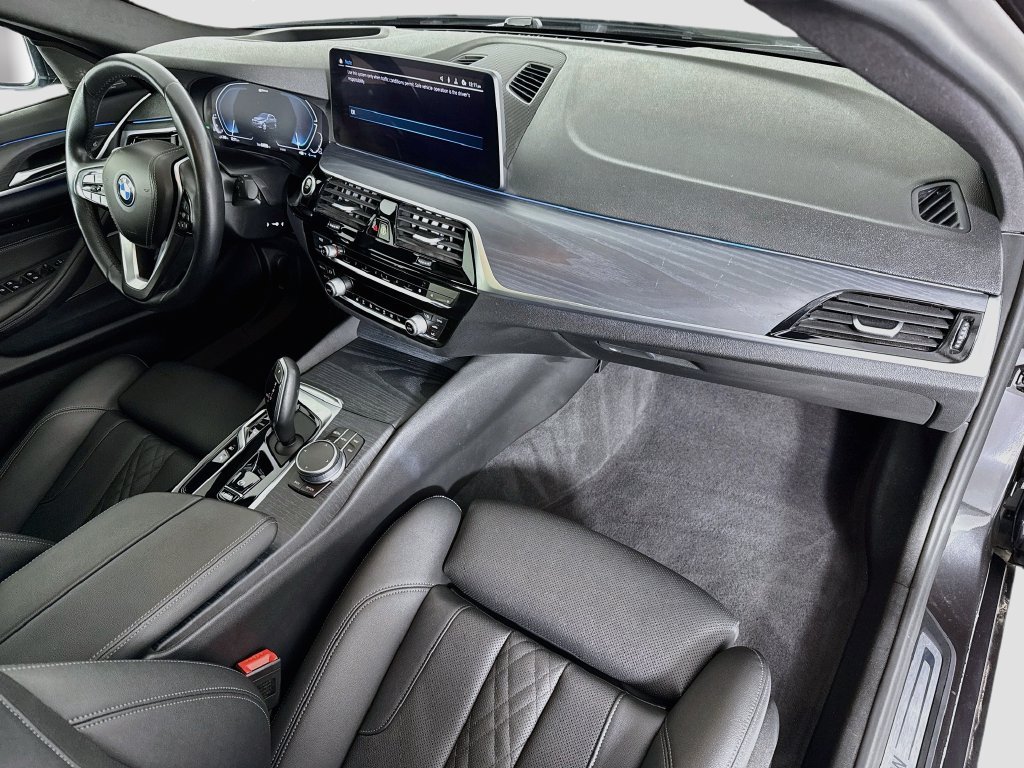 Used 2022 Dark Graphite BMW 530e iPerformance image 18