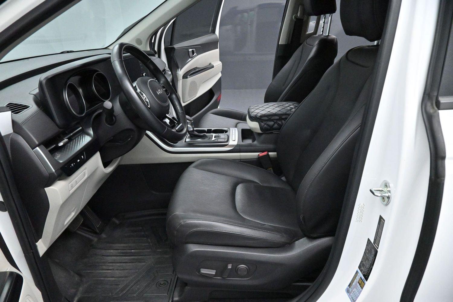 Used 2022 Snow White Pearl Kia LXS image 12