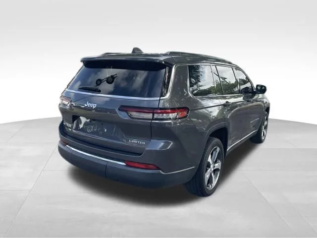 Used 2023  Jeep Limited image 3