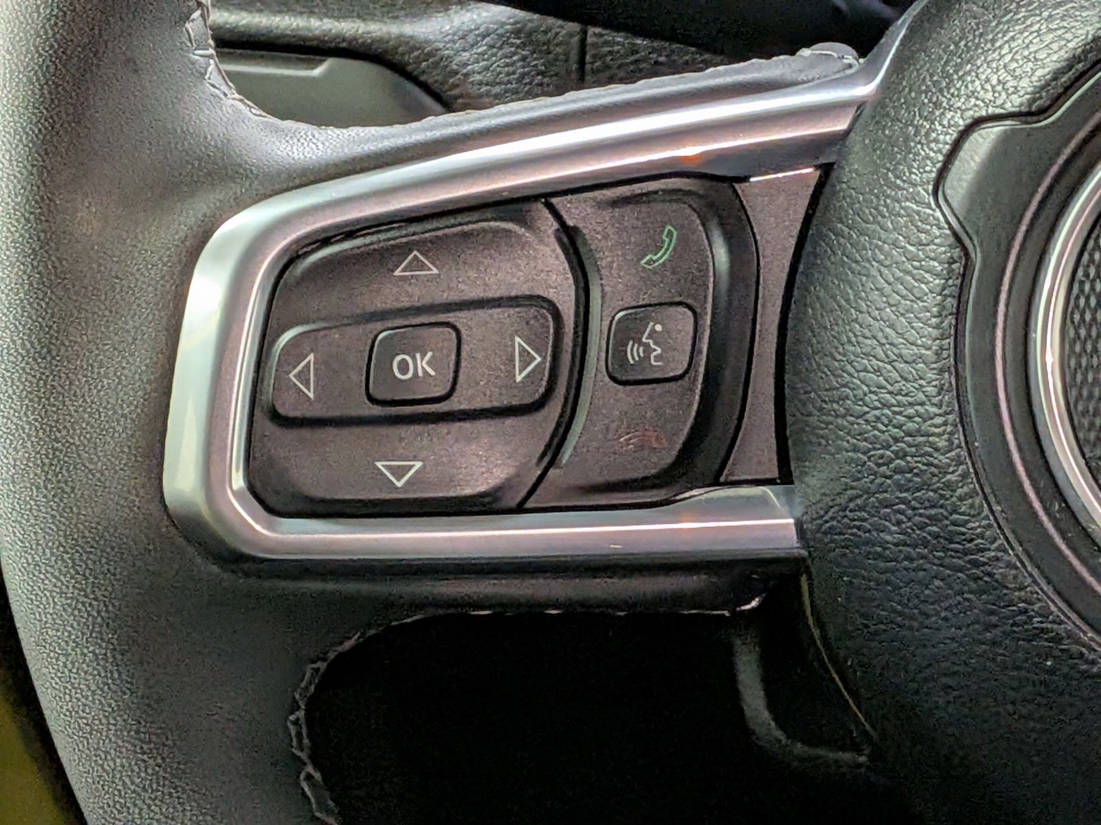 Used 2023 High Velocity Clearcoat Jeep Sahara image 18