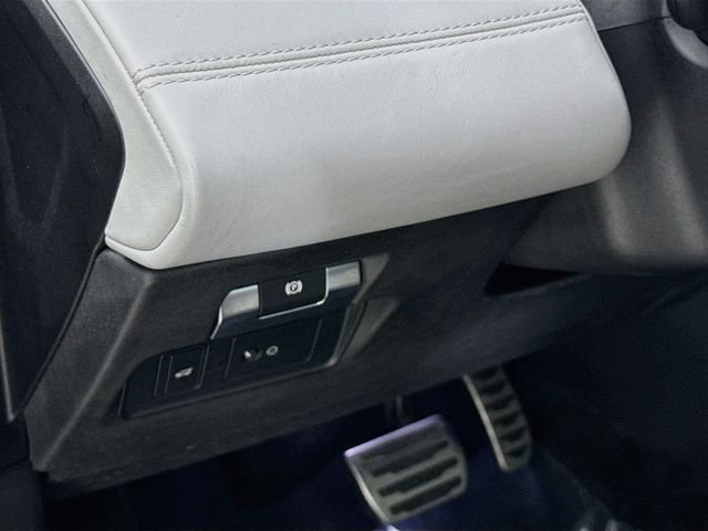 Used 2020  Land Rover R-Dynamic HSE image 10