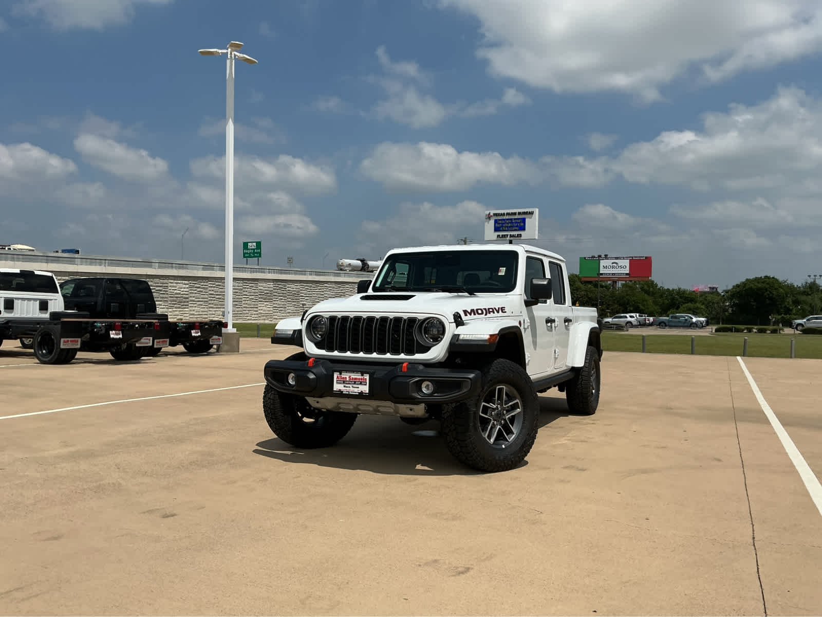 New 2026 Bright White Clear-Coat Exterior Paint Jeep Mojave image 2