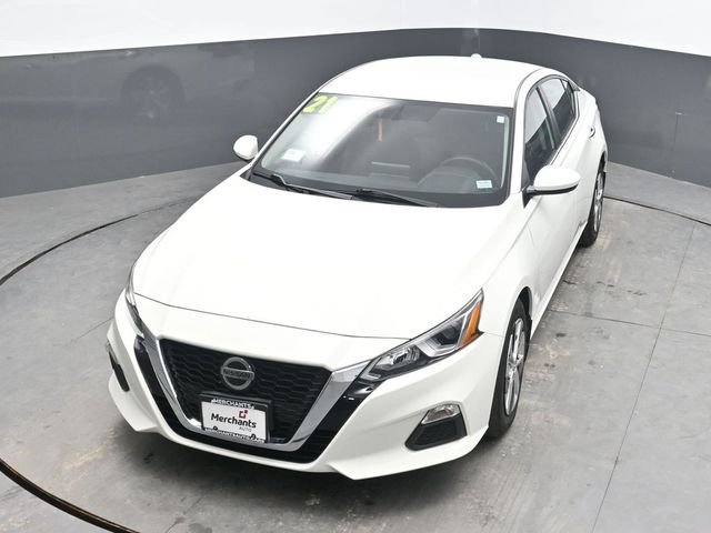 Used 2020 White Nissan 2.5 S image 28