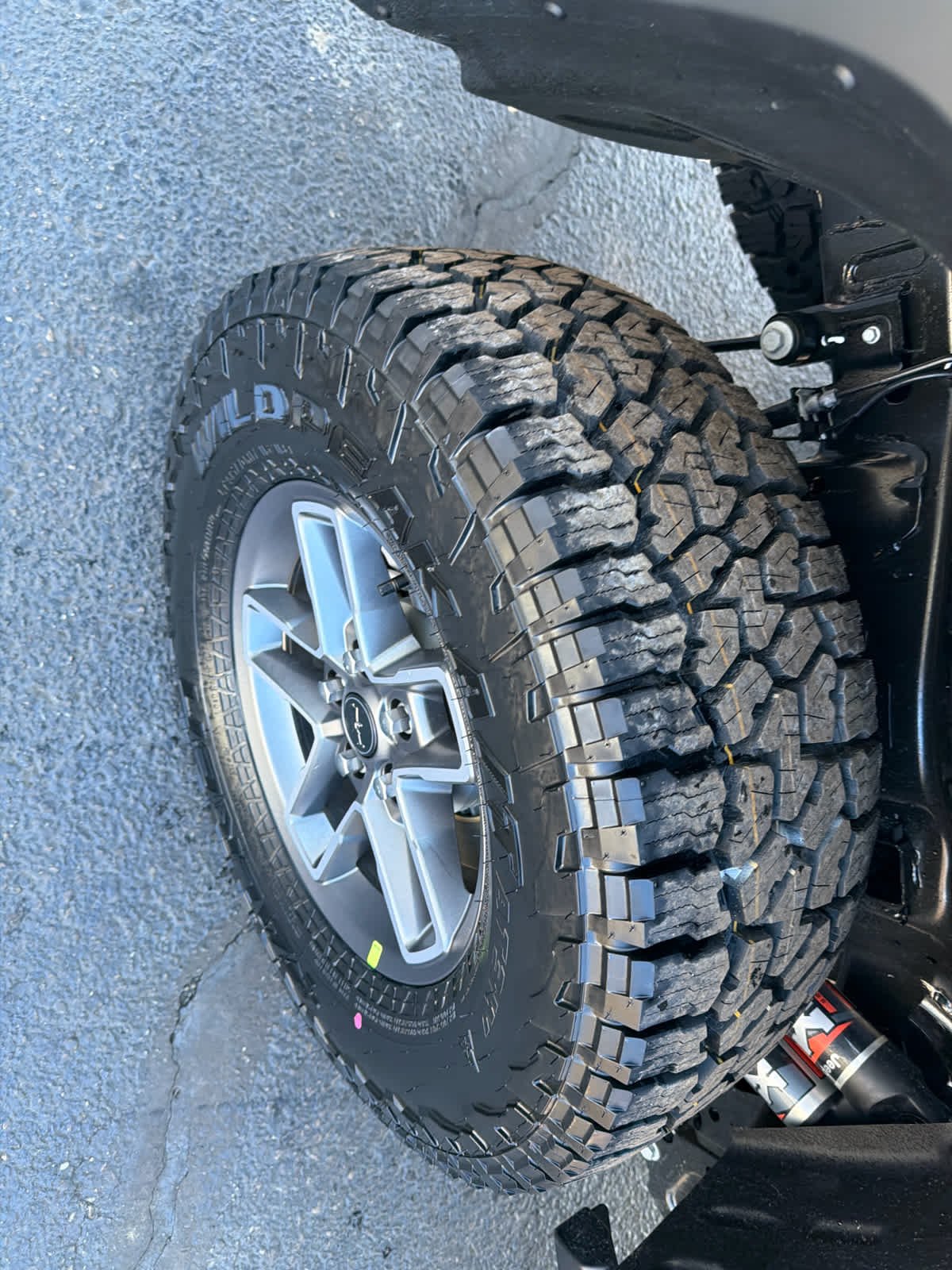 New 2026 Bright White Clear-Coat Exterior Paint Jeep Mojave X image 19