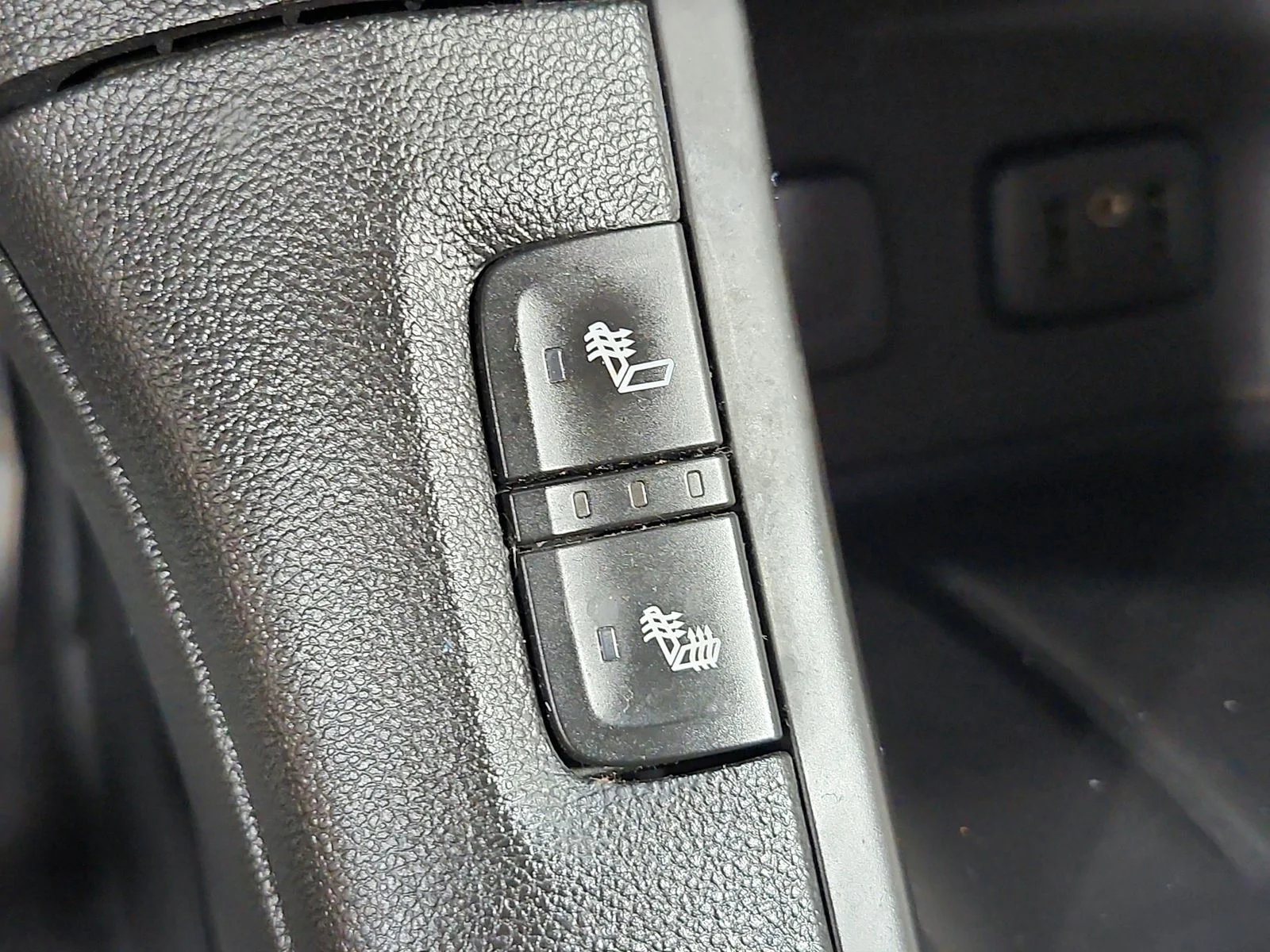 Used 2018 Silver GMC SLE-2 image 31