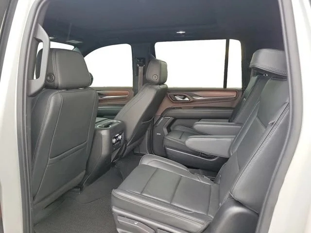 Used 2022 White Frost Tricoat GMC Denali image 27