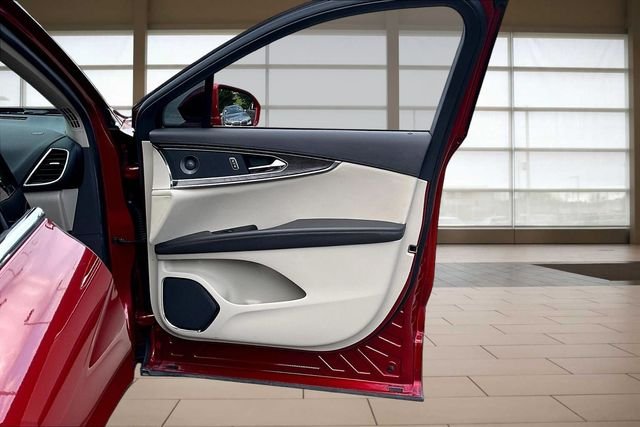Used 2020 Red Lincoln Reserve image 24