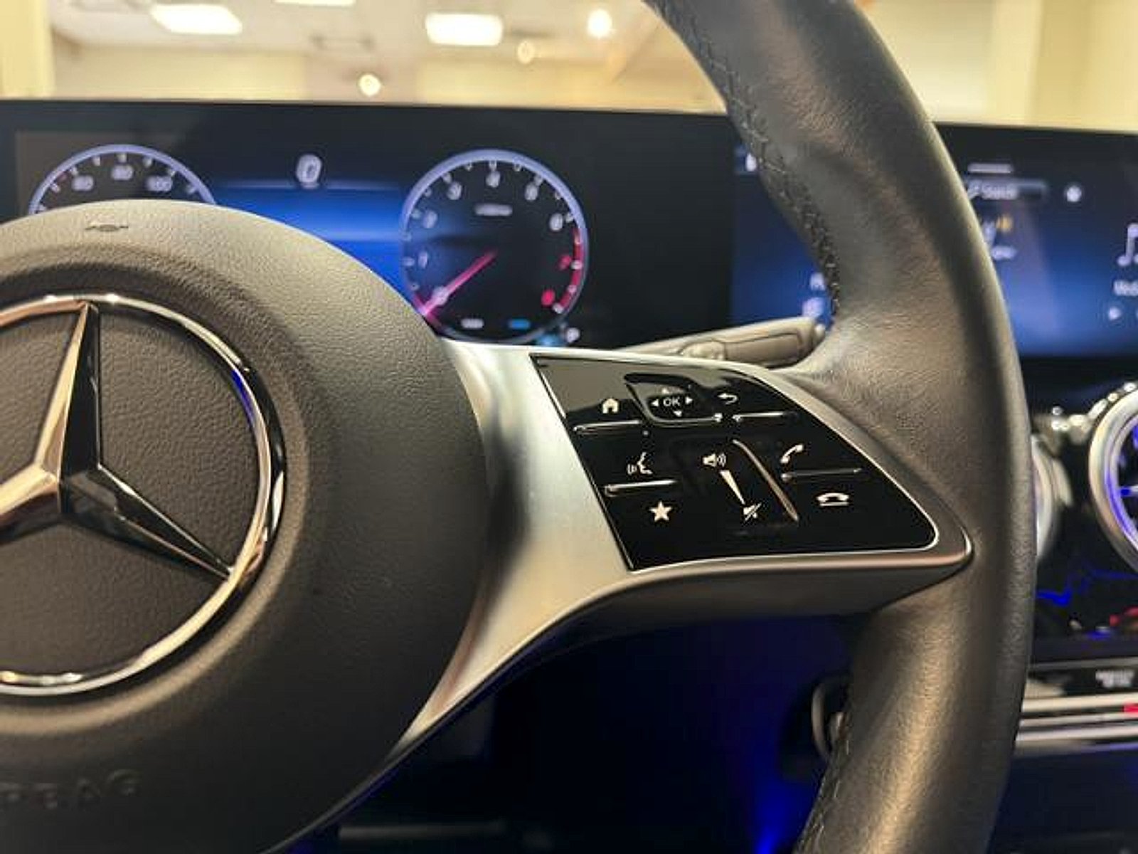 Used 2025 Cirrus Silver Metallic Mercedes-Benz 4MATIC® image 19