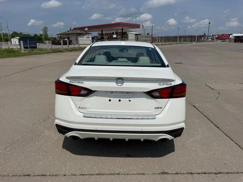 Used 2019 White Nissan 2.5 Platinum image 4