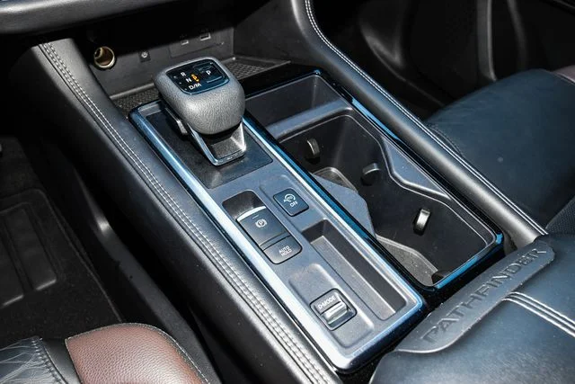 Used 2025 White Nissan Platinum image 37