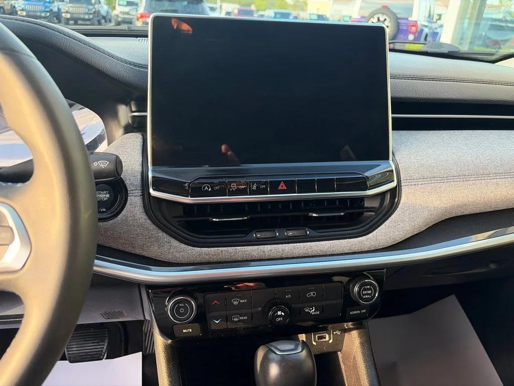 Used 2022 Black Jeep Latitude image 26