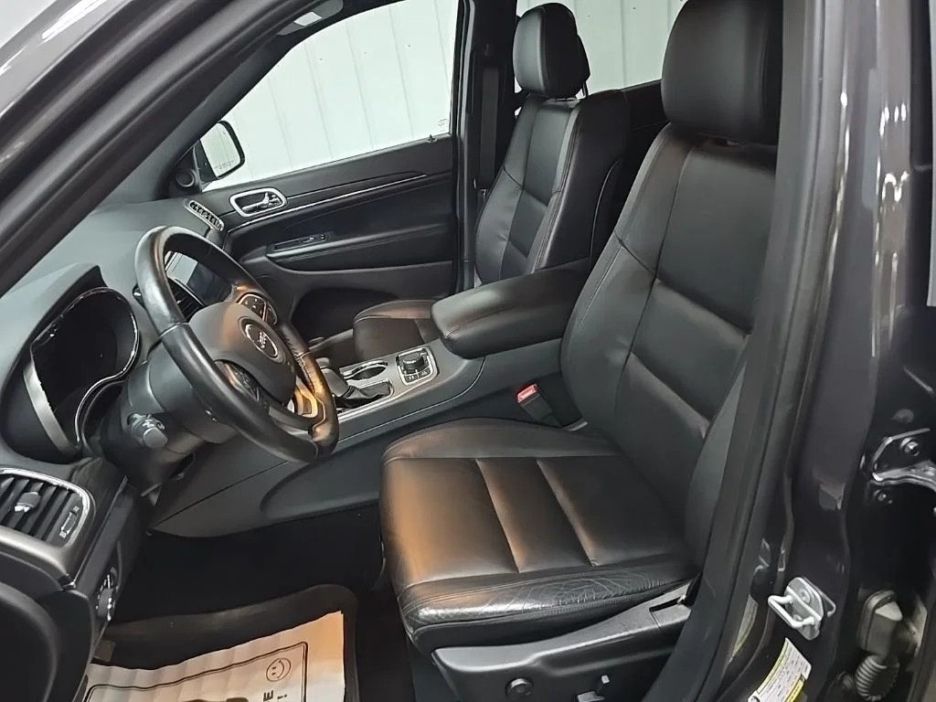 Used 2020 Gray Jeep Limited image 31