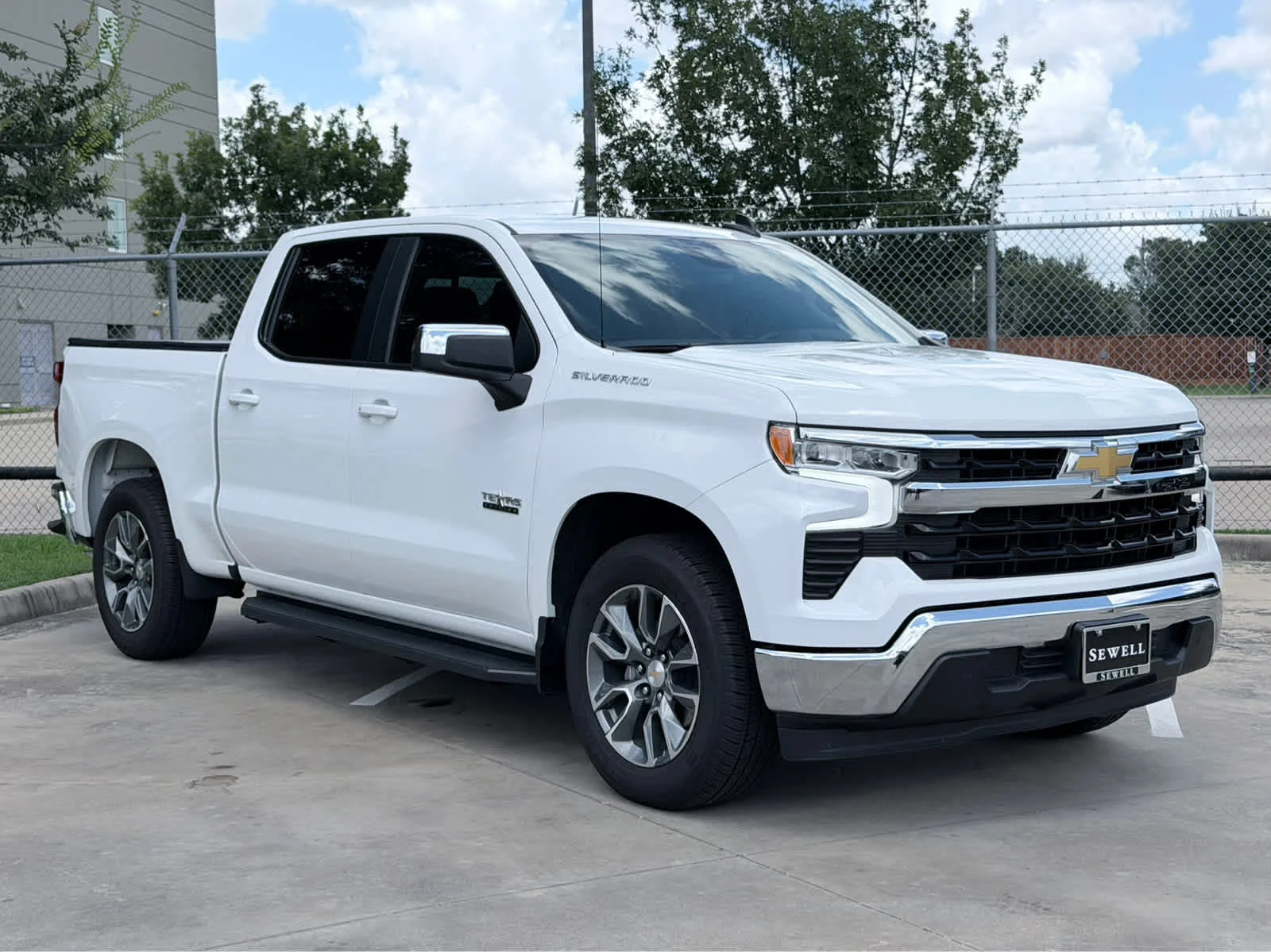 Used 2025 Summit White Chevrolet LT image 3