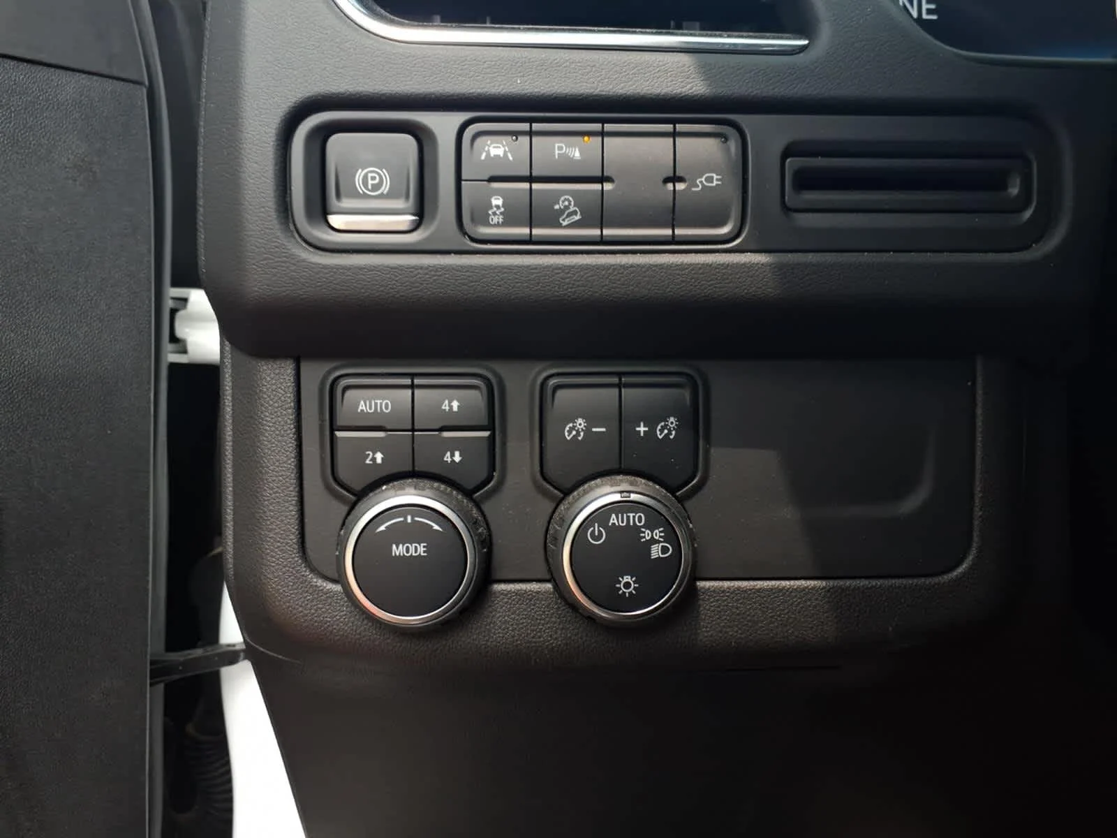 Used 2022 Summit White Chevrolet Z71 image 16