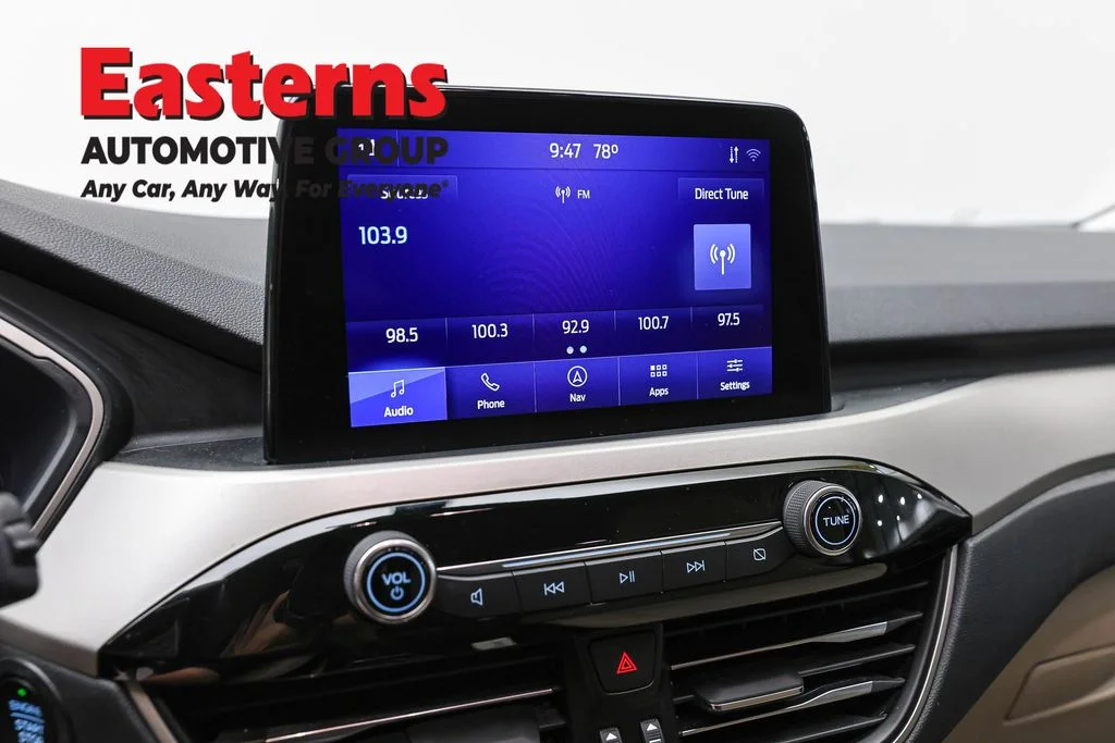 Used 2022 Silver Ford SE image 18