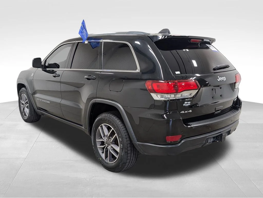 Used 2020 Diamond Black Crystal Pearlcoat Jeep Laredo image 19
