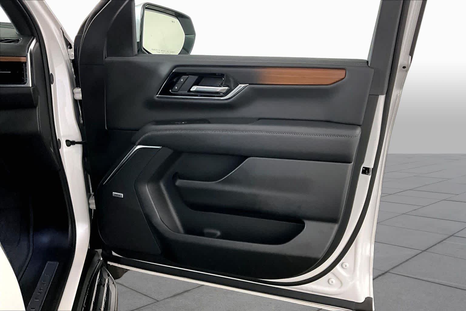 Used 2025 White Frost Tricoat GMC Denali image 22