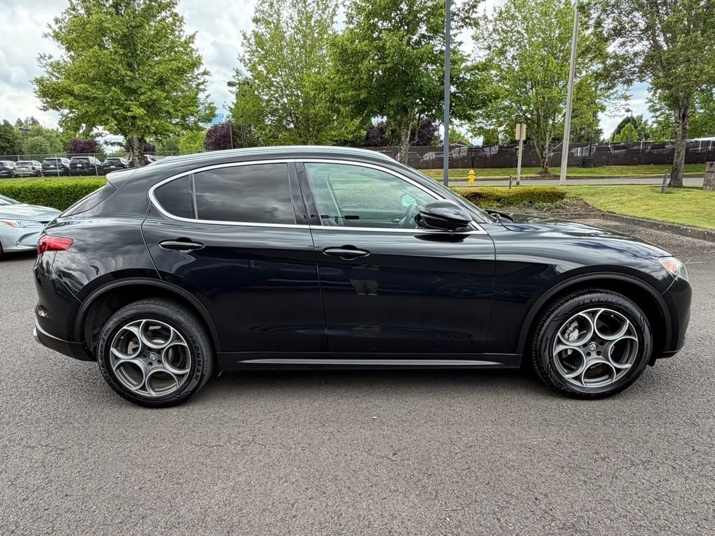 Used 2018 Vulcano Black Metallic Alfa Romeo Base image 9