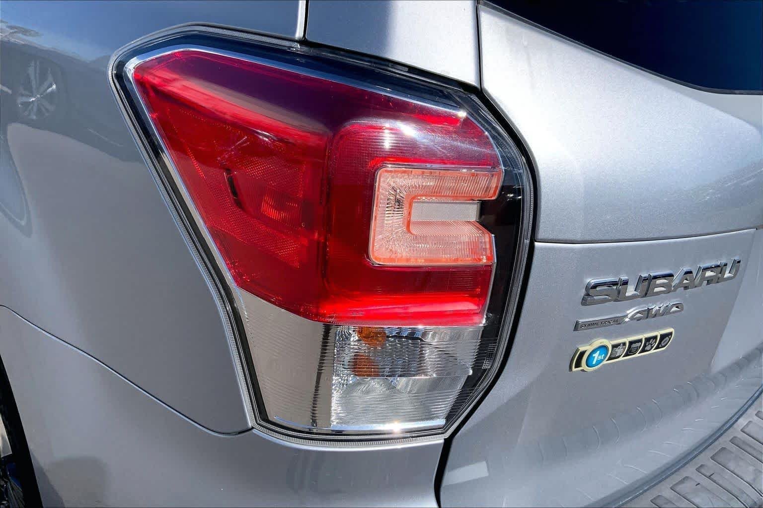 Used 2018 Ice Silver Metallic Subaru Premium image 26
