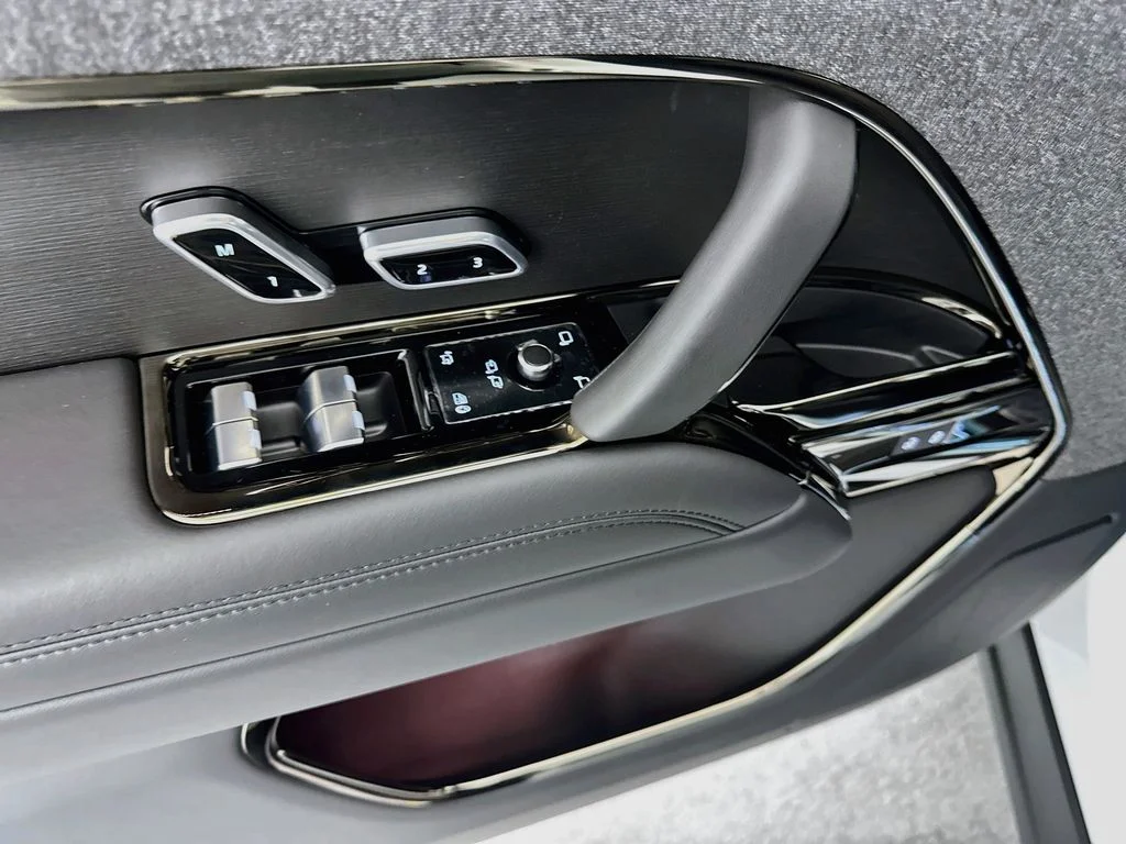 New 2026 Fuji White Land Rover Dynamic SE image 18