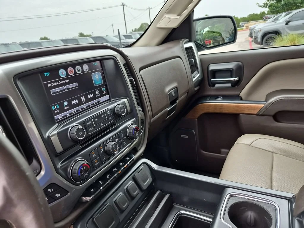 Used 2018 IRIDESCENT PEARL TRICOAT Chevrolet LTZ image 27