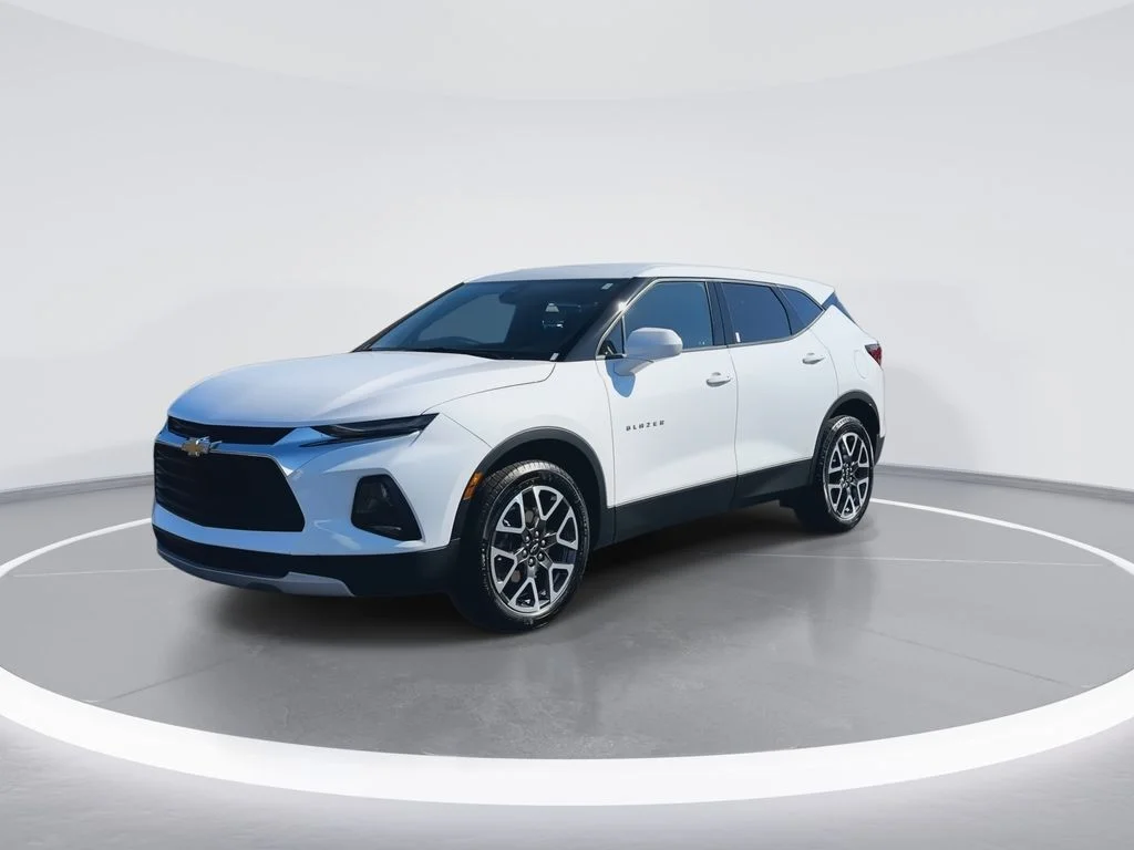 Used 2022 White Chevrolet LT image 4