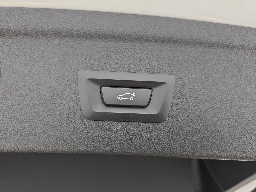 Used 2024 Alpine White BMW xDrive50 image 36