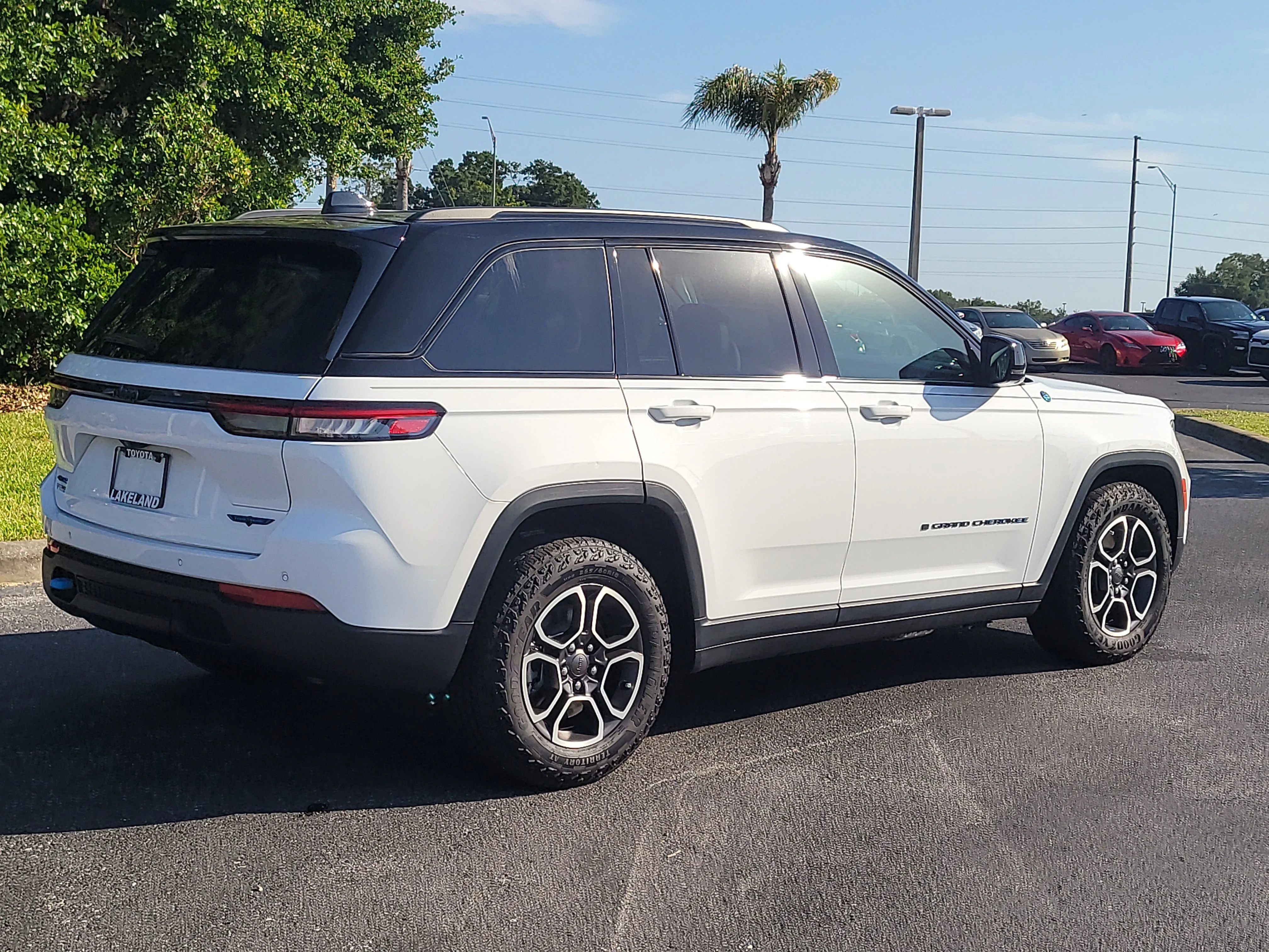 Used 2024 Bright White Clearcoat Jeep Trailhawk image 6