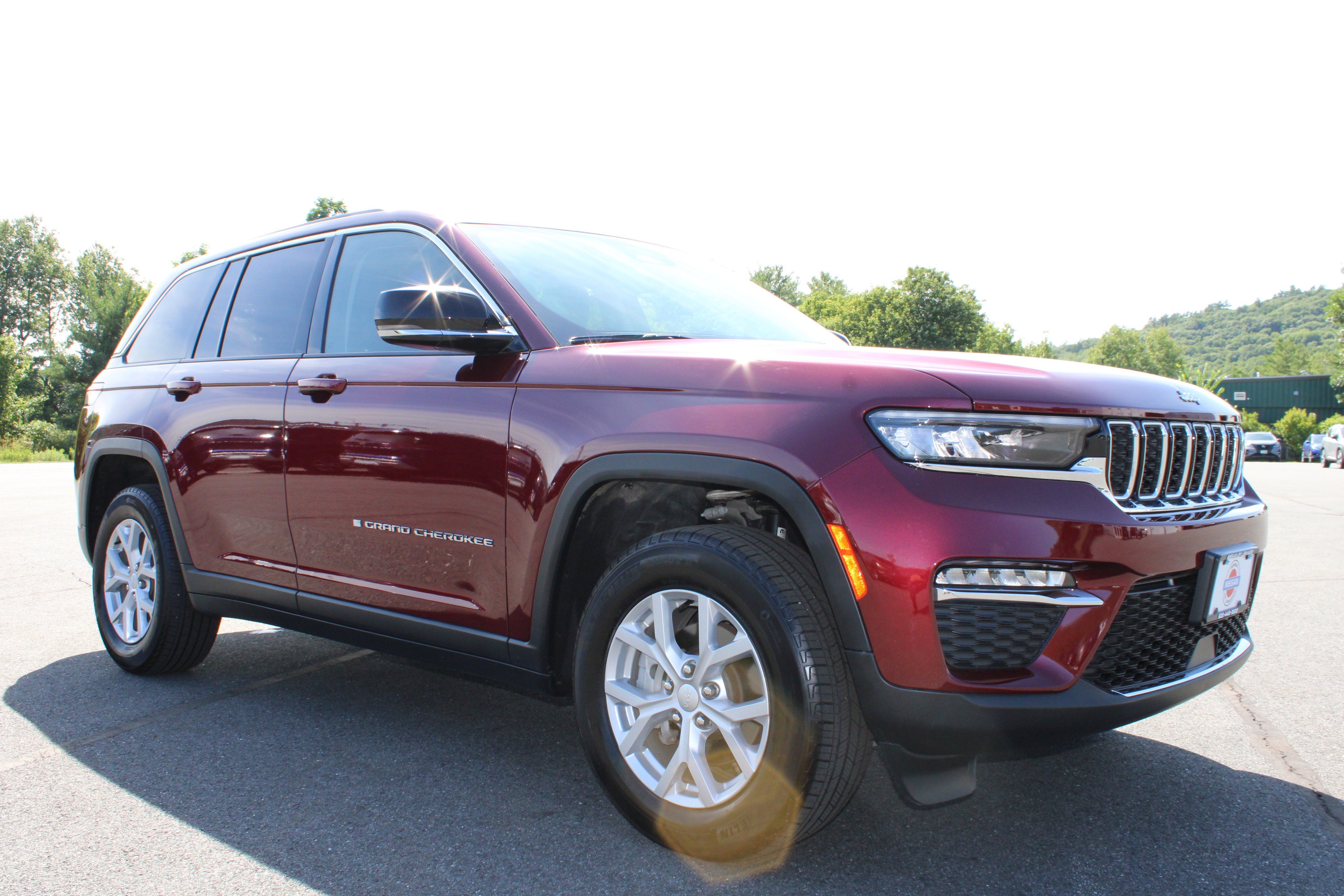 Used 2023 Velvet Red Pearlcoat Jeep Limited image 4