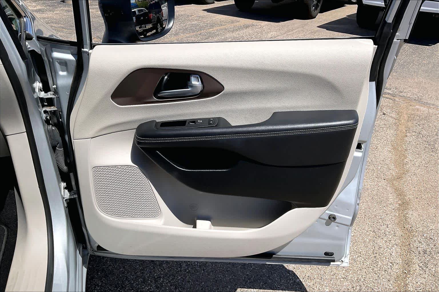 Used 2024 Silver Mist Clearcoat Chrysler LX image 21