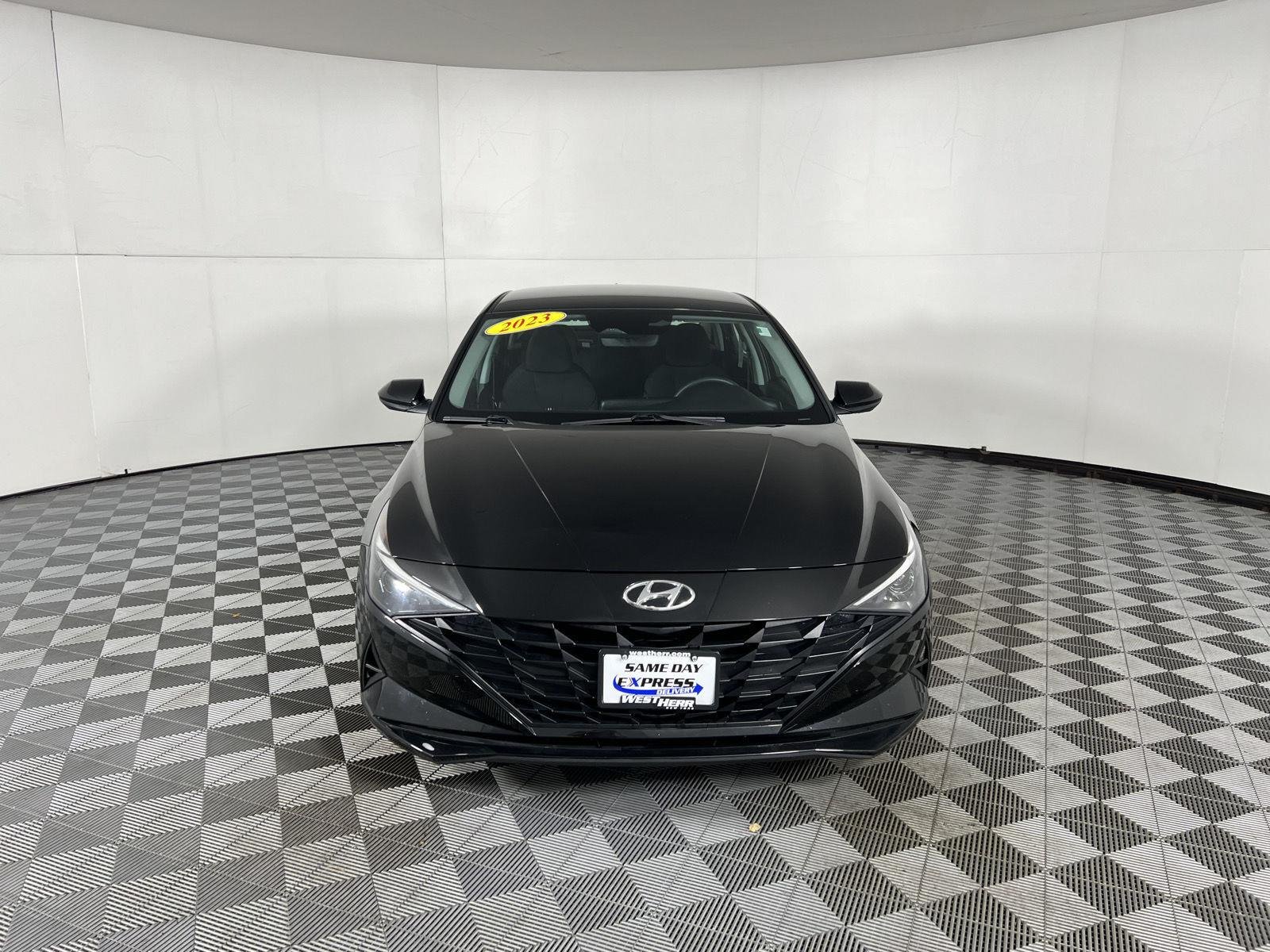 Used 2023 Phantom Black Hyundai SEL image 2