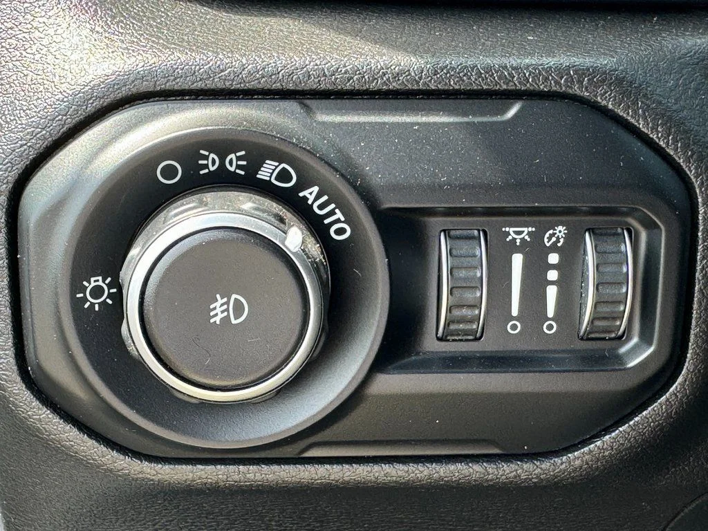 Used 2020 Silver Jeep Unlimited Sahara image 38