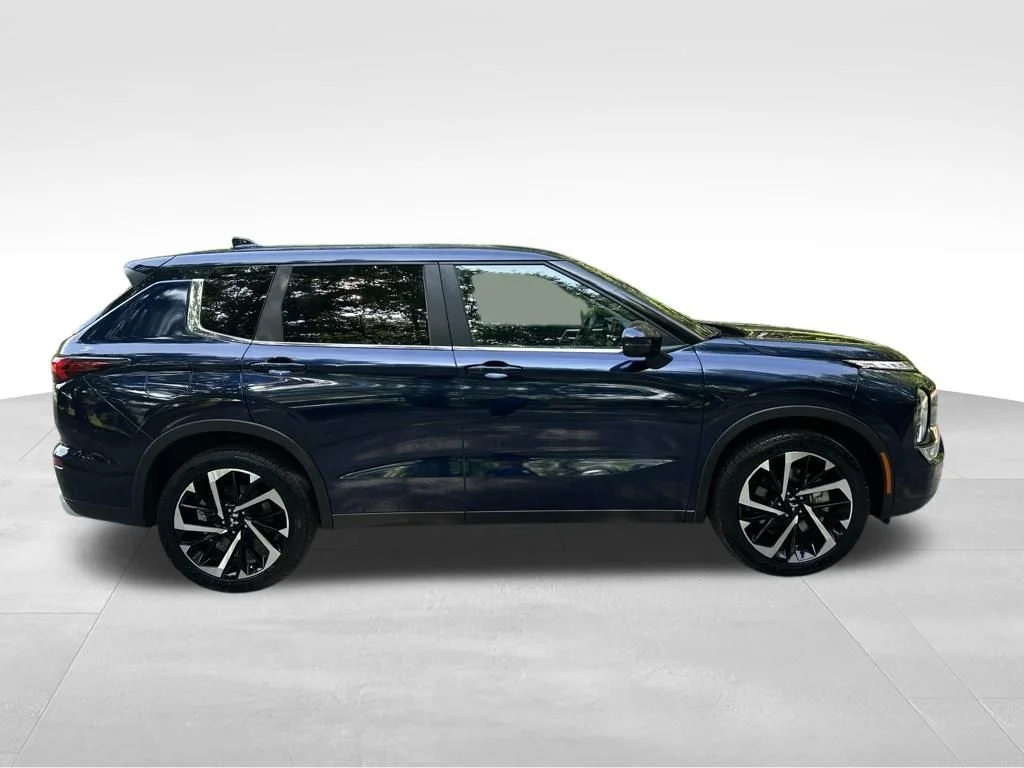 Used 2024 Black Mitsubishi SE image 6