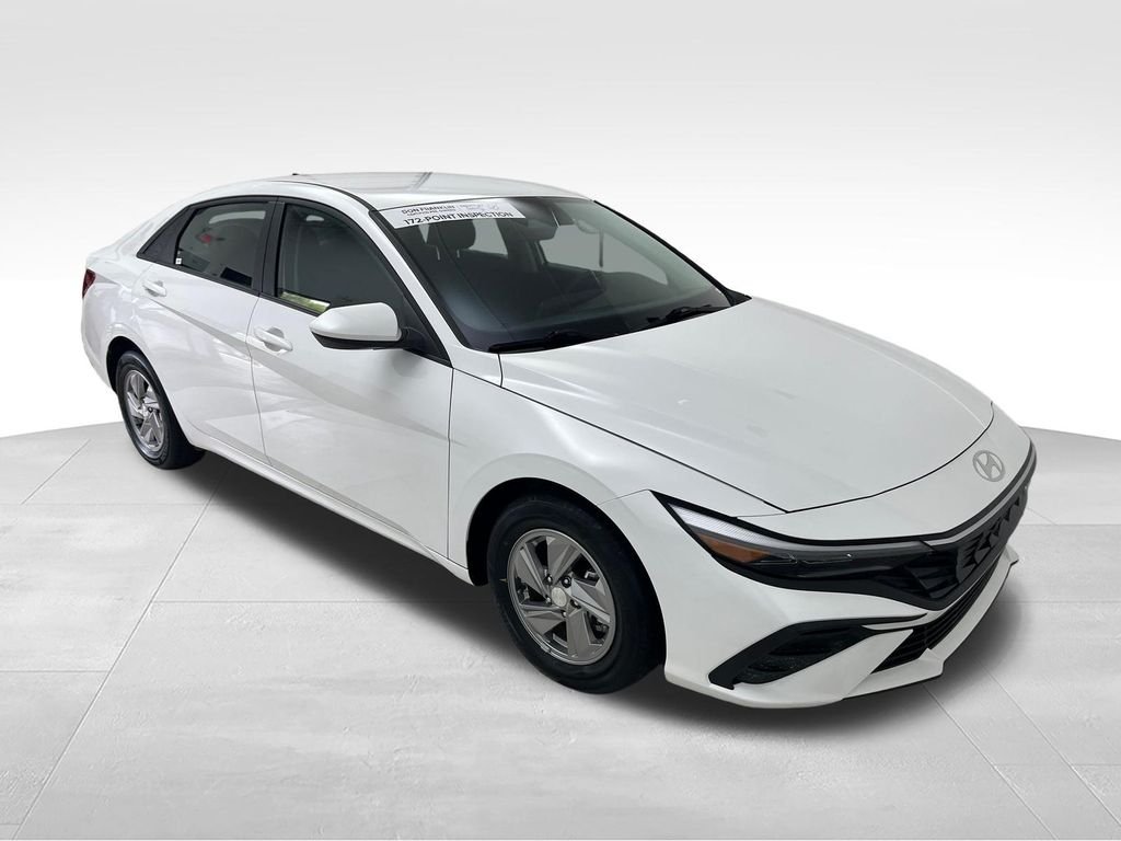 Used 2025 White Hyundai SE image 7