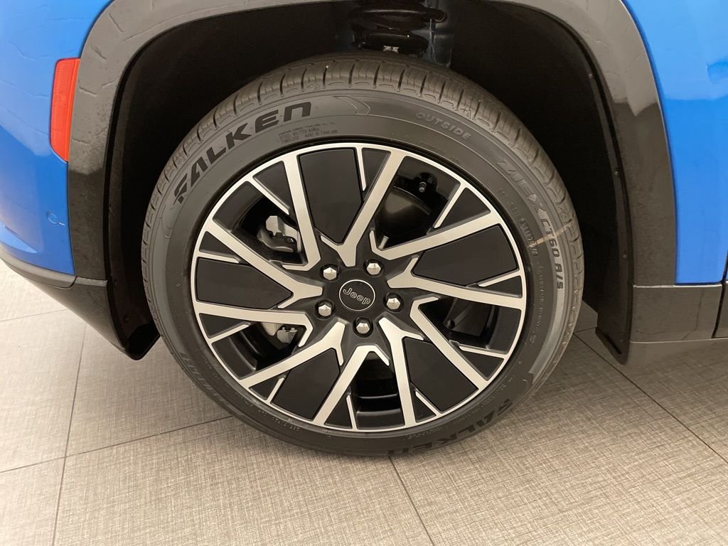 New 2025 Hydro Blue Pearl-Coat Exterior Paint Jeep Limited image 12