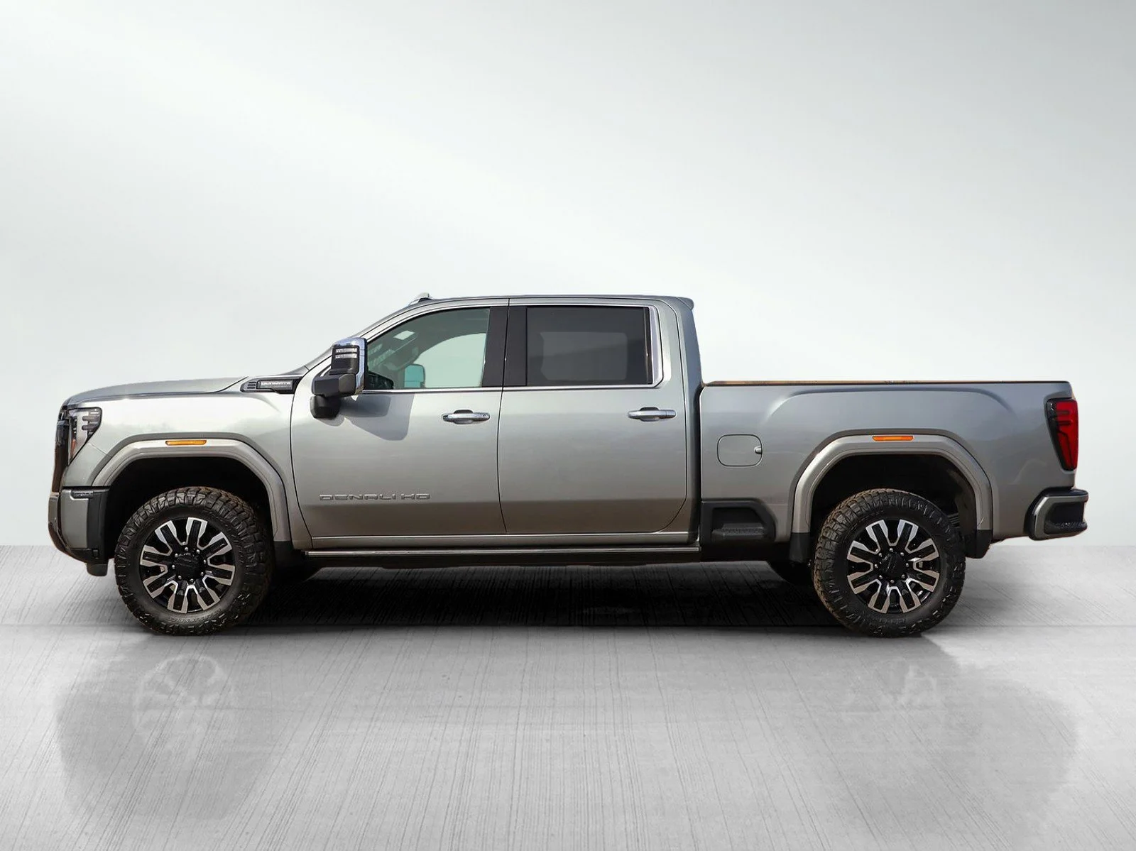 Used 2025 GMC Sierra 2500HD Denali Ultimate with VIN 1GT4UXEY7SF180574 for sale in Roseville, Minnesota