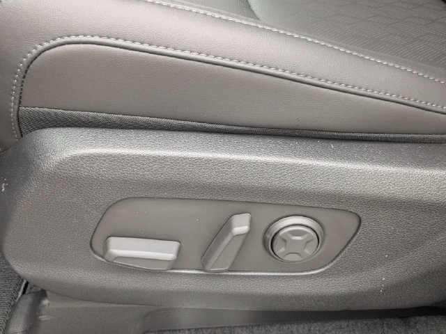 New 2027 Ceramic Silver Kia LXS image 21