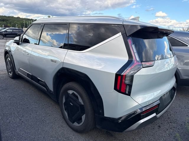 Used 2026 White Kia Land image 4