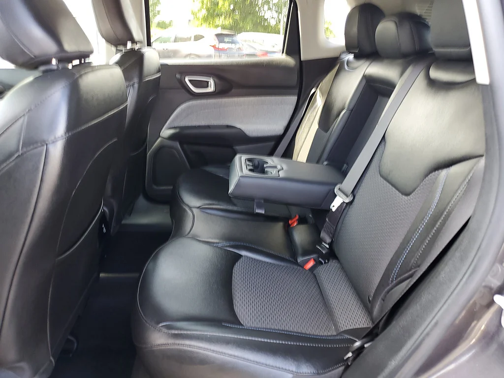 Used 2022 Granite Crystal Metallic Clear Coat Jeep Latitude image 13
