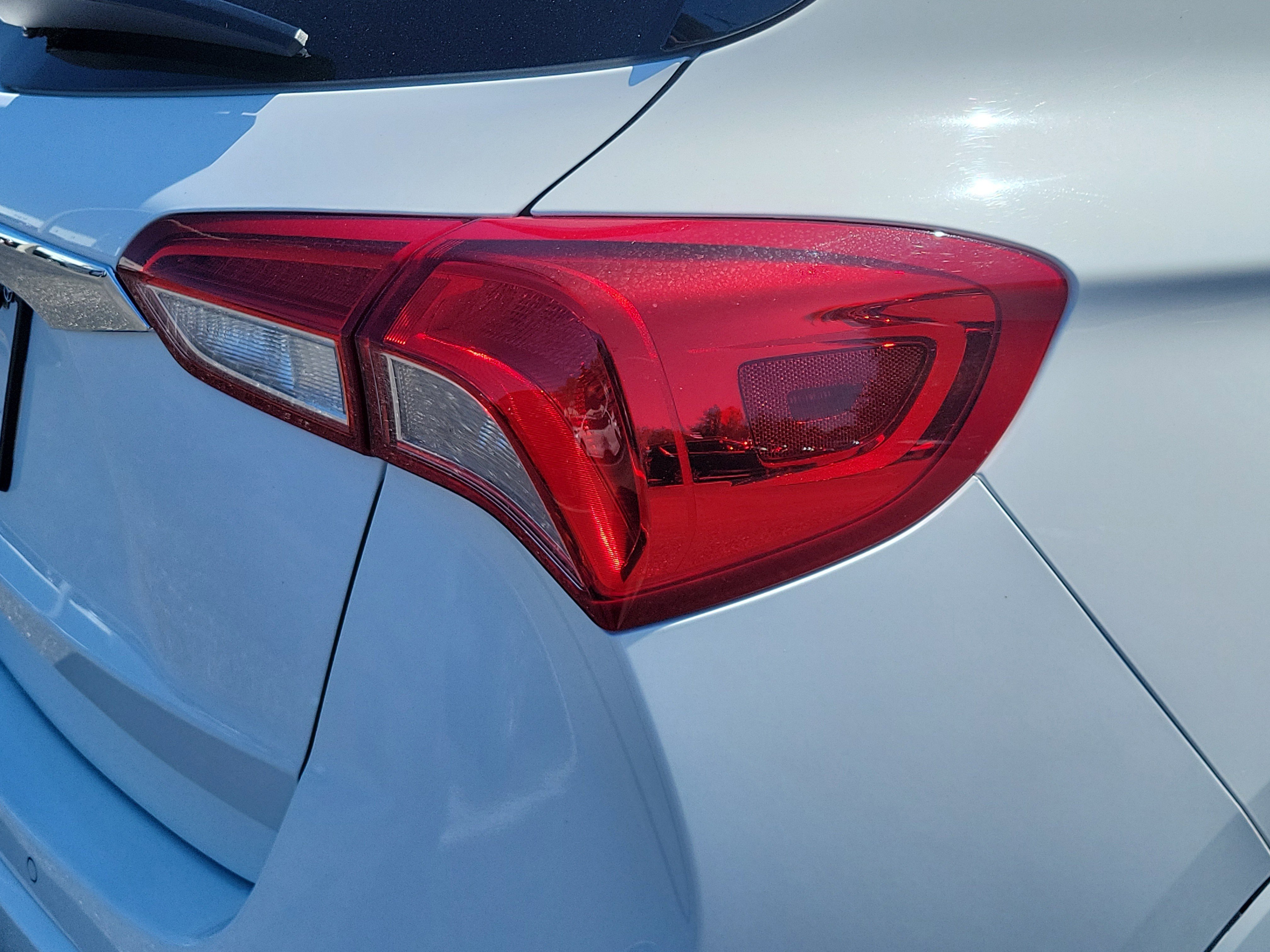 Used 2019 Summit White Buick Essence image 10
