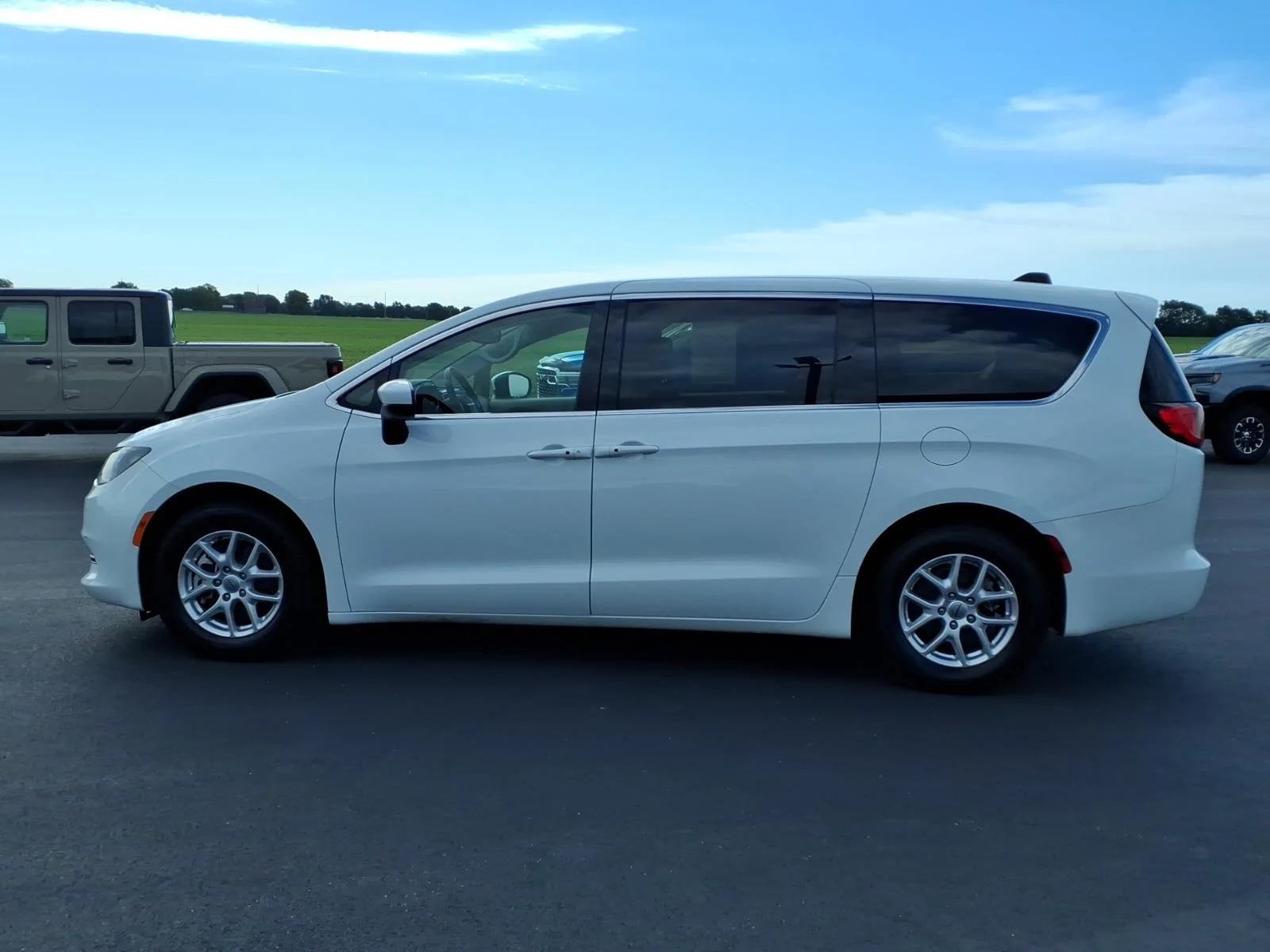 Used 2023 Bright White Clear Coat Chrysler LX image 14