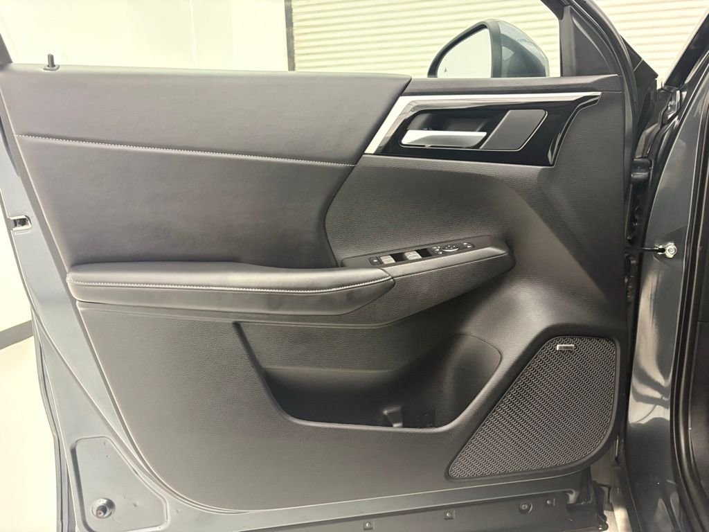 Used 2025 Gray Mitsubishi SE image 25