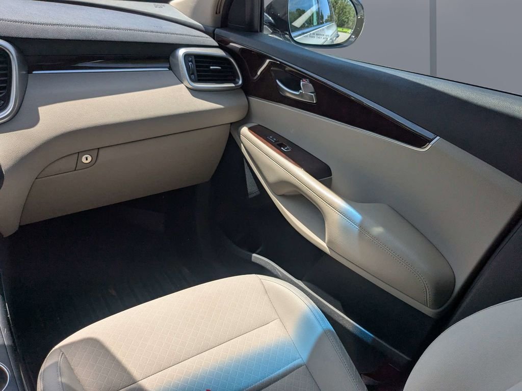 Used 2017 White Kia LX image 17