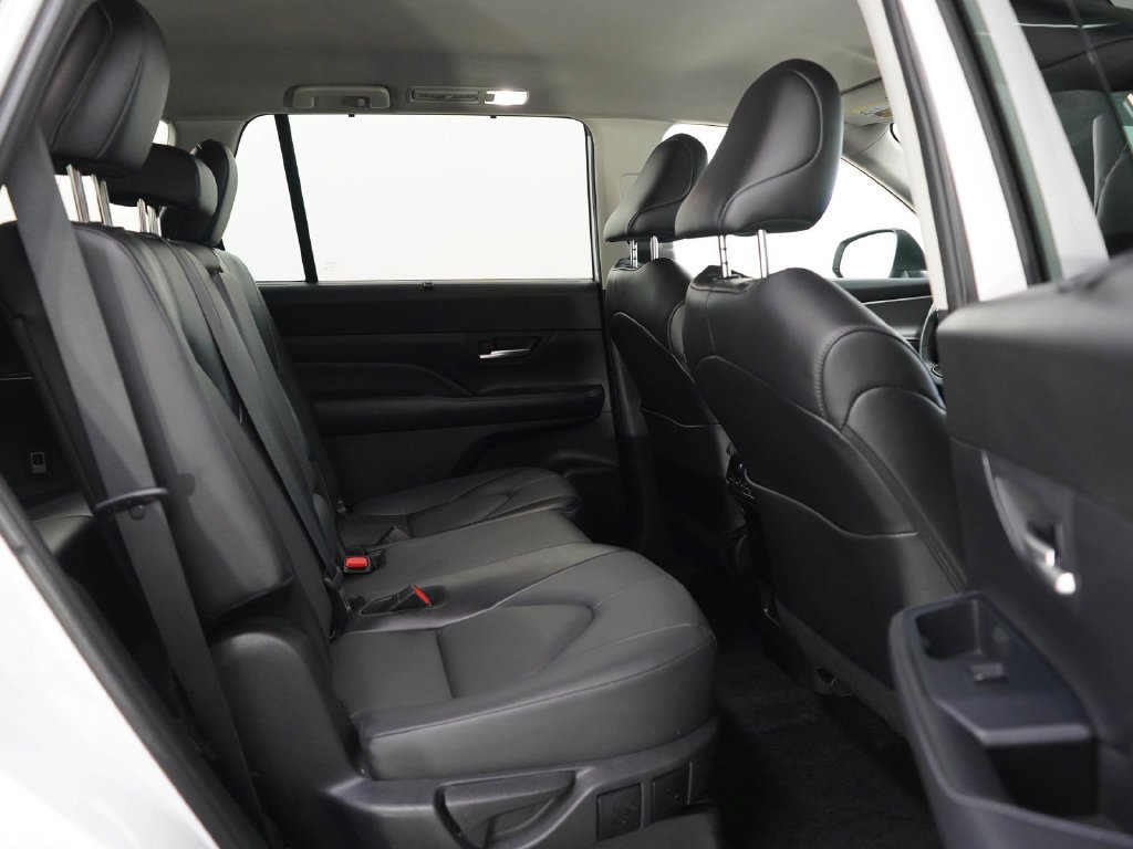 Used 2024 Pearl Toyota Xle image 12