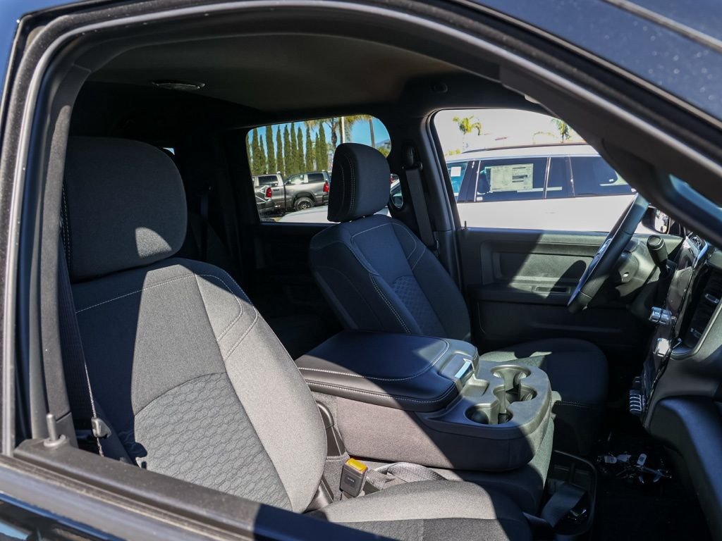 New 2026 Diamond Black Crystal Pearl-Coat Exterior Paint RAM Tradesman image 19